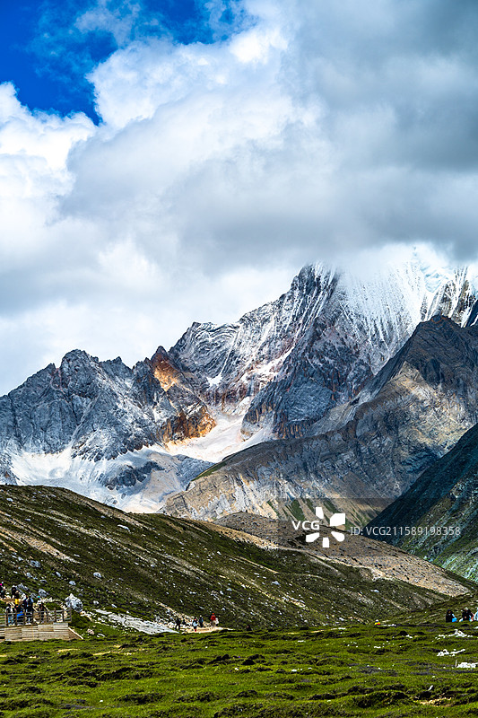 雪山下的草原图片素材