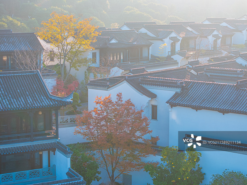 山间别墅群与湖景秋色图片素材