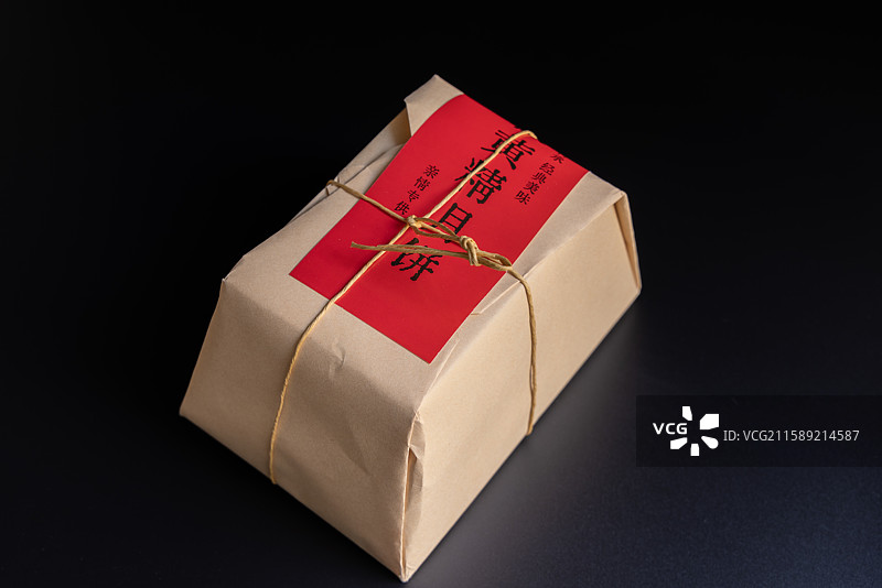 采用传统包装方式的黄精月饼图片素材