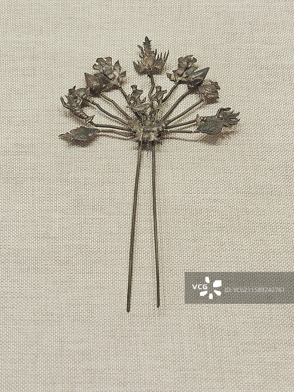 银錾刻人物动物花果形双股头钗 清代 东岳庙 北京民俗博物馆藏图片素材