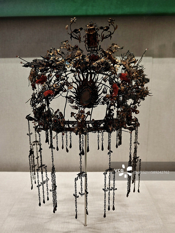 银鎏金鱼跃龙门七凤流苏凤冠 清代 东岳庙 北京民俗博物馆藏图片素材