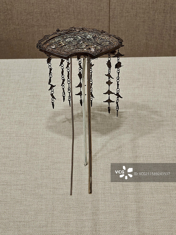 银錾刻扇形吉祥花卉纹玉钦款流苏双股步摇 清代 东岳庙 北京民俗博物馆藏图片素材