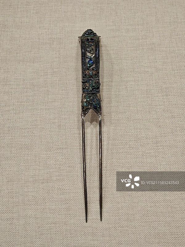 银珐琅彩双鱼多子多福纹双股头钗 清代 东岳庙 北京民俗博物馆藏图片素材