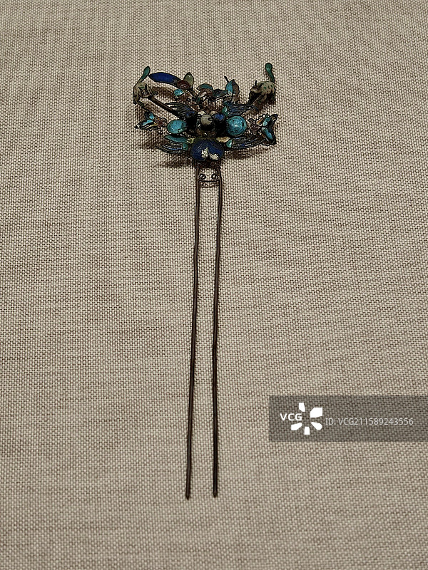 银珐琅彩松鼠葡萄双鹤花卉纹双股头钗 清代 北京民俗博物馆藏图片素材