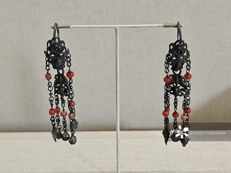 银錾刻平安富贵纹流苏耳坠 清代 东岳庙 北京民俗博物馆藏图片素材