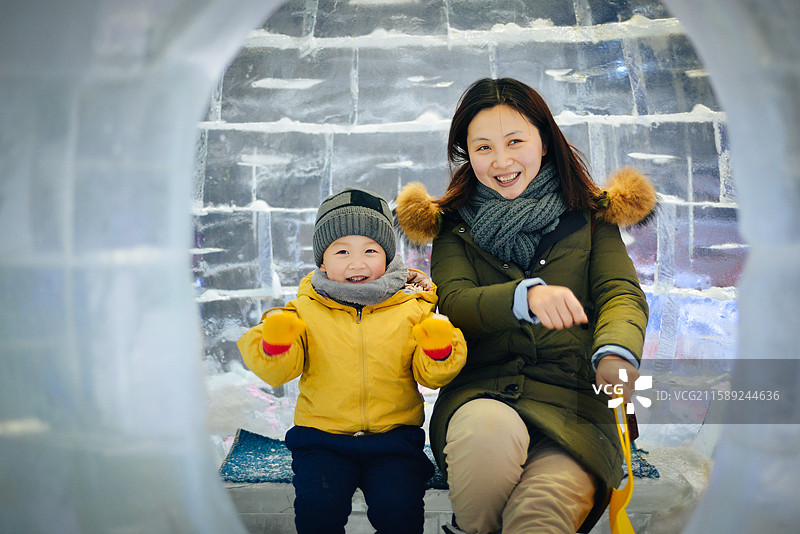 4岁儿童和妈妈在浙江省宁波市北仑梅山湾冰雪大世界快乐游玩图片素材