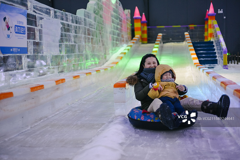 4岁儿童和妈妈在浙江省宁波市北仑梅山湾冰雪大世界快乐游玩图片素材