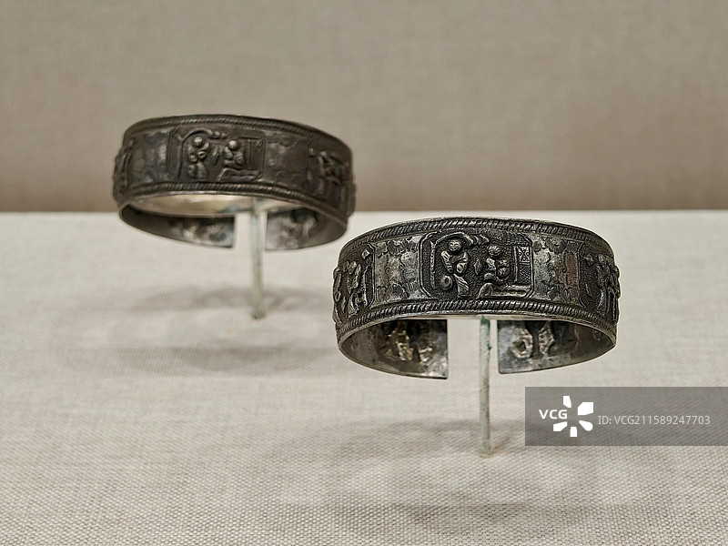 银錾刻人物故事纹手镯 清代 东岳庙 北京民俗博物馆藏图片素材
