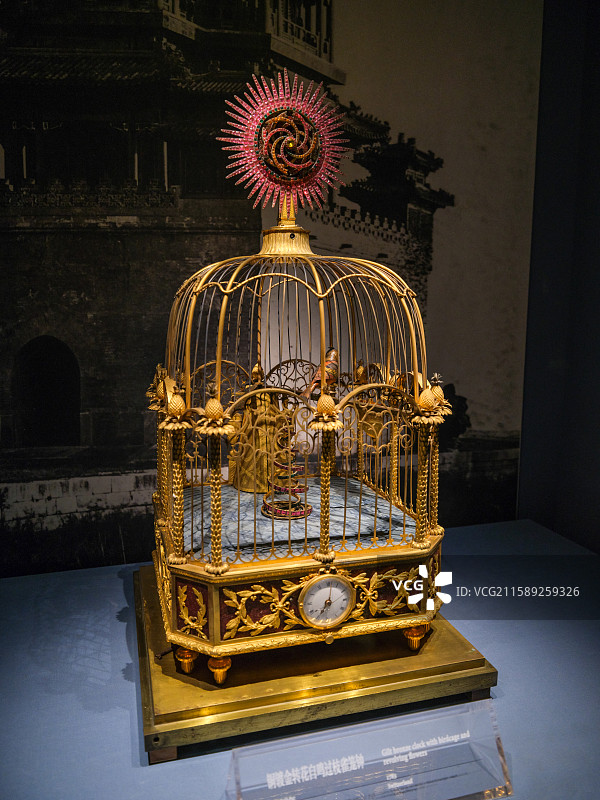 铜镀金转花自鸣过枝雀笼钟 1783年 瑞士制造 北京故宫博物院钟表馆（奉先殿）图片素材