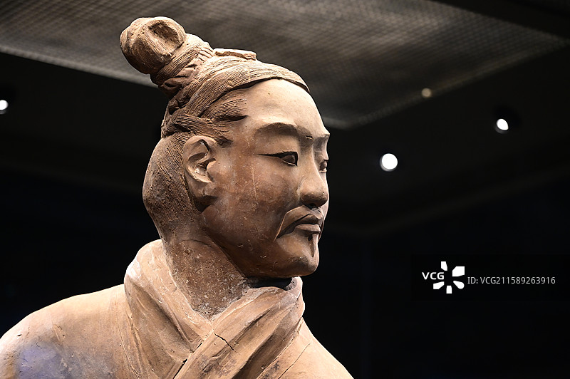 秦始皇兵马俑博物馆二号坑的立射俑侧面半身图片素材