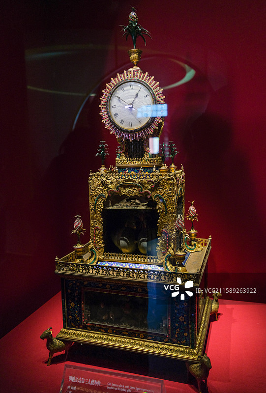 铜镀金珐琅三人献寿钟 清·乾隆 广州制造 北京故宫博物院钟表馆（奉先殿）图片素材