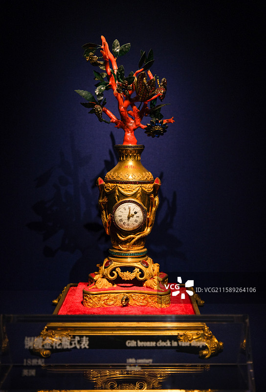 铜镀金花瓶式表 18世纪 英国制造 北京故宫博物院钟表馆（奉先殿）图片素材
