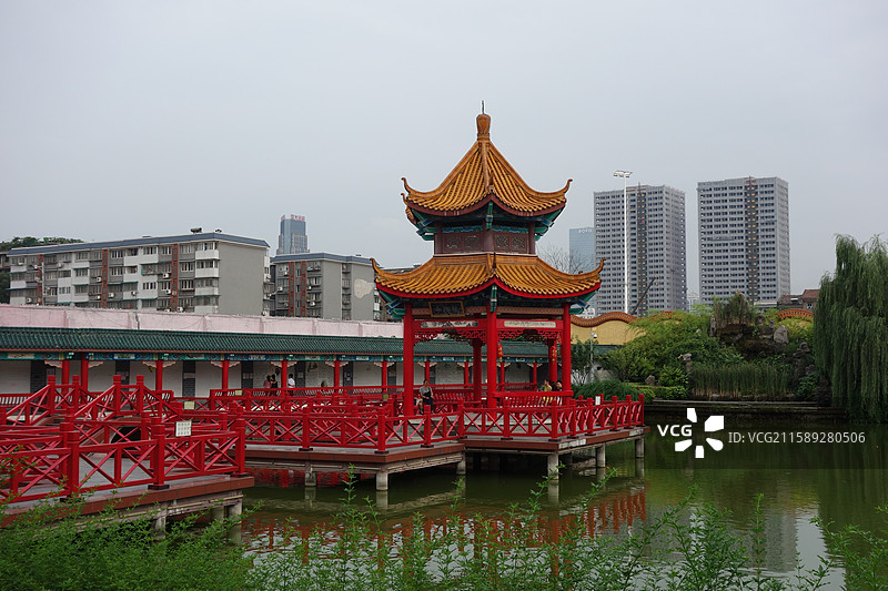 湖南省长沙市开福寺：柭楔亭和碧浪湖图片素材