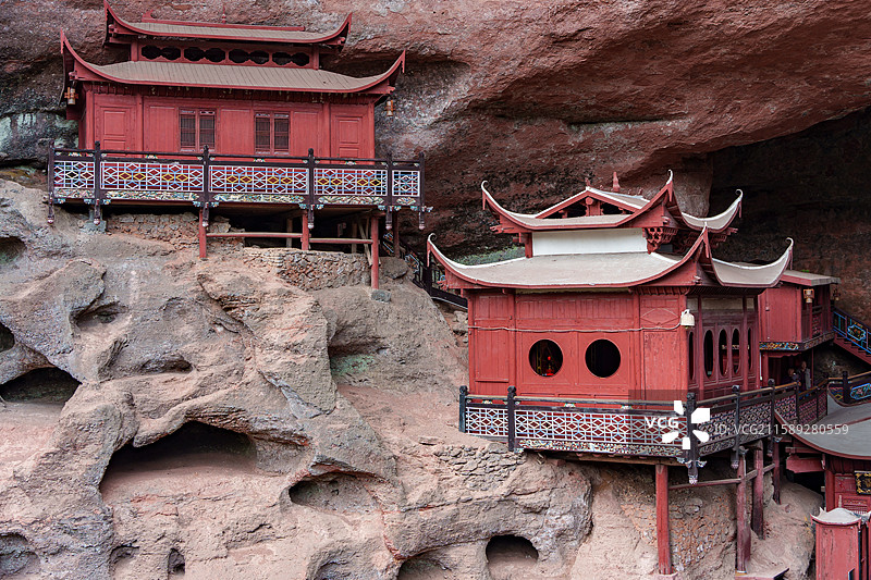 建在悬崖峭壁上福建省三明市泰宁大金湖甘露岩寺内的小单间图片素材