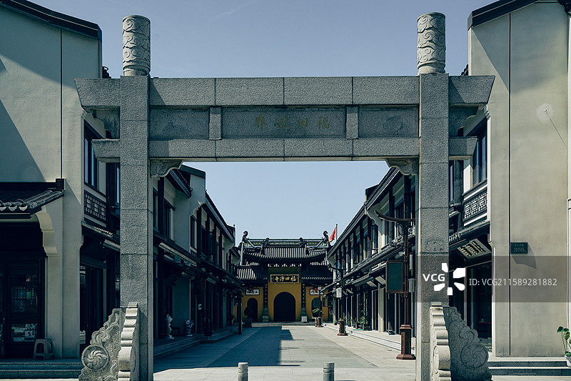 上海泗泾古镇上的福田净寺牌坊图片素材