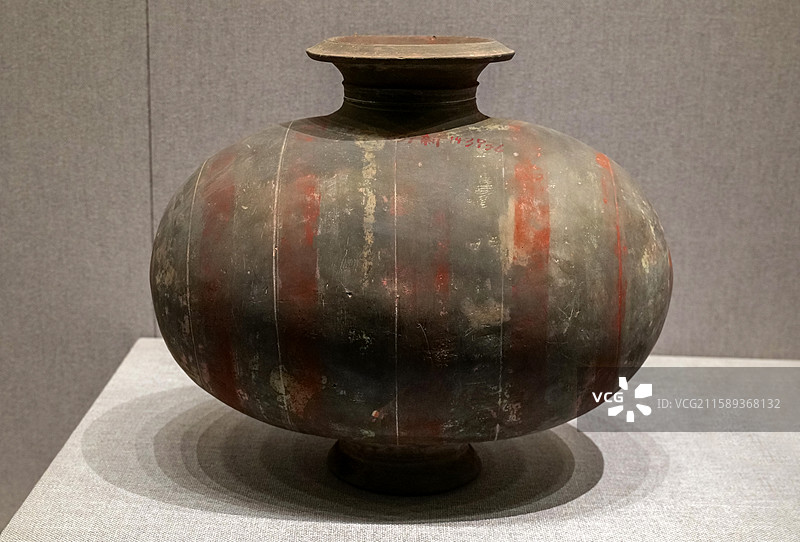 彩绘灰陶条带纹茧形壶 东汉时期 北京故宫博物院陶瓷馆（武英殿）图片素材