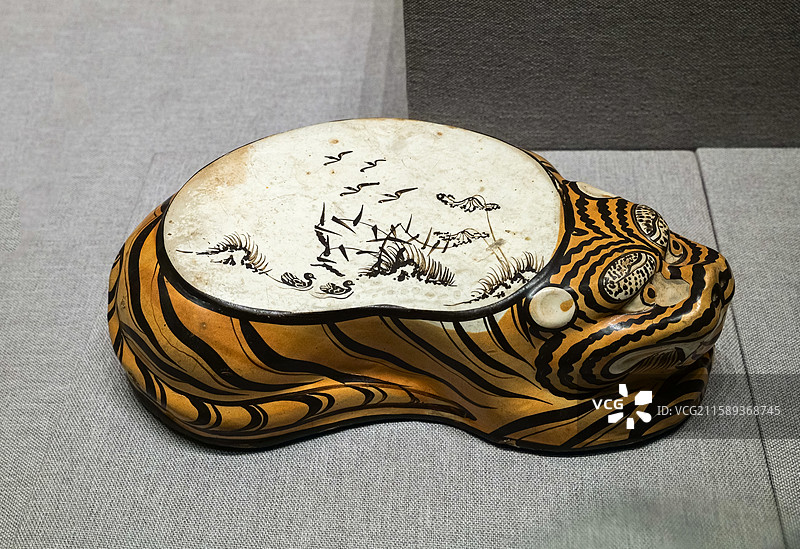 长治窑黄褐釉白地黑彩虎枕 金朝 北京故宫博物院陶瓷馆（武英殿）图片素材