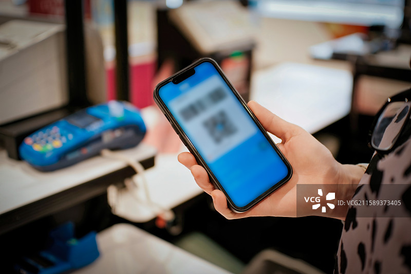 手持手机展示二维码支付图片素材