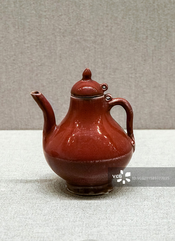 鲜红釉锥拱云龙纹梨式执壶 明·洪武 北京故宫博物院陶瓷馆（武英殿）图片素材