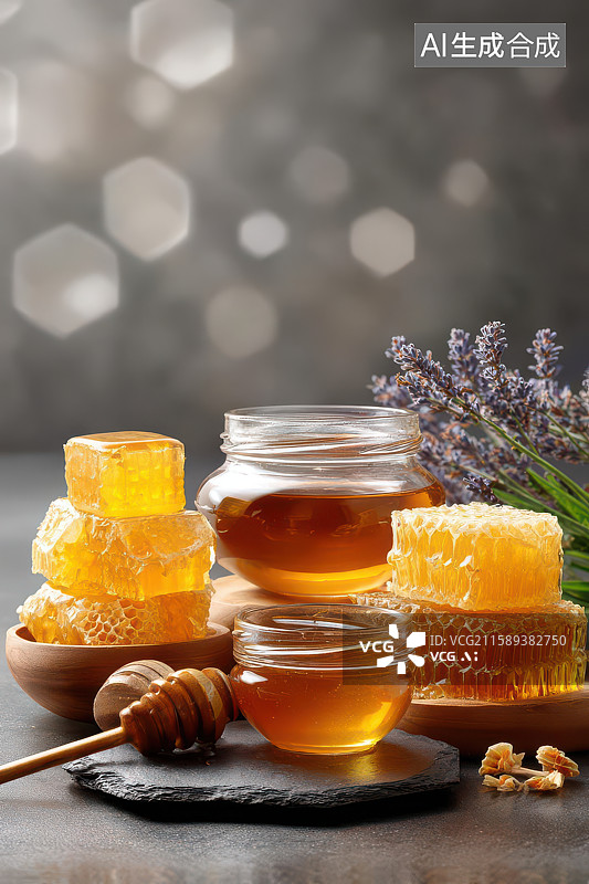 【AI数字艺术】蜂蜜蜂巢木碗薰衣草静物组合图片素材