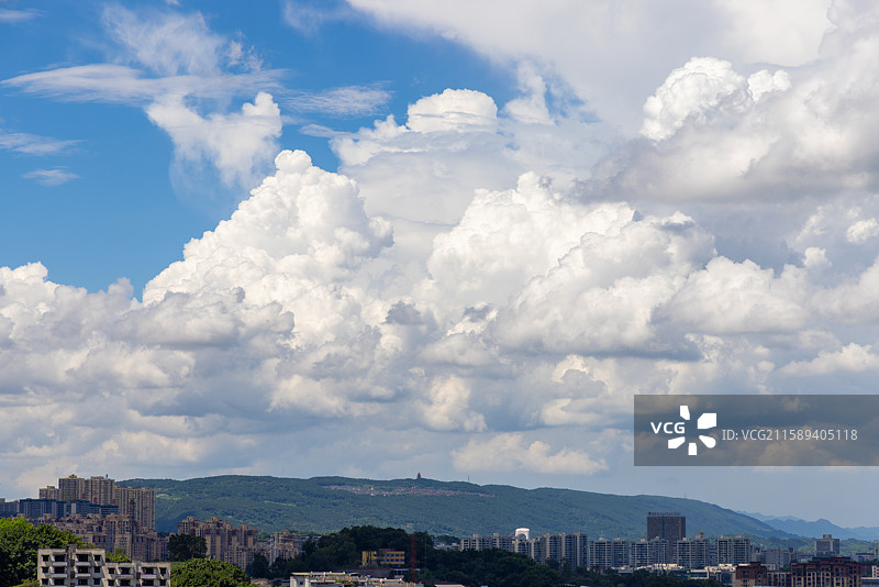 重庆南岸区眺望江北区铁山坪云外楼云景图片素材