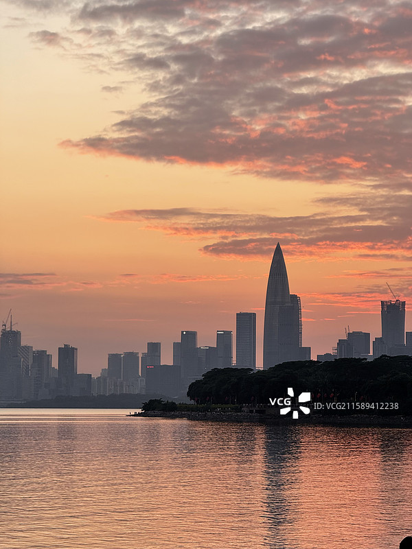 广东深圳 城市里的氛围感天空图片素材