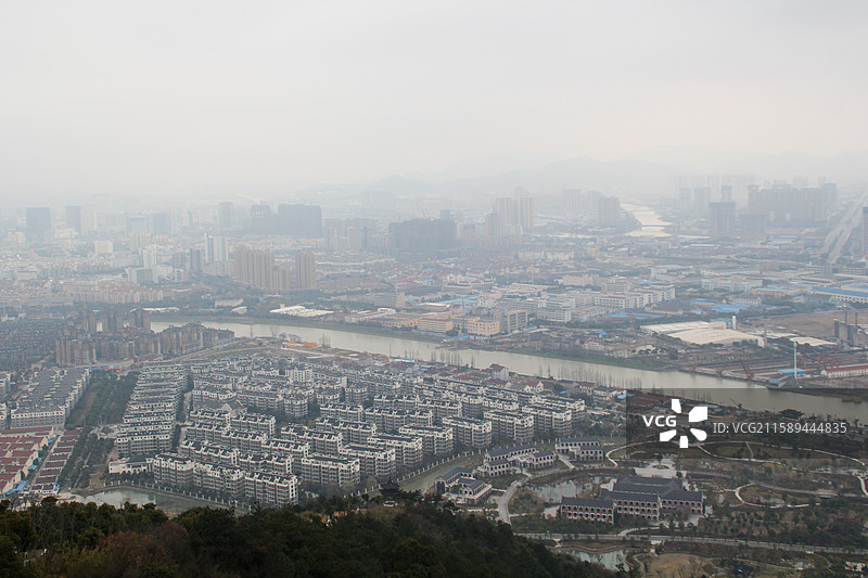 浙江湖州仁皇山山顶俯瞰城市全景图片素材