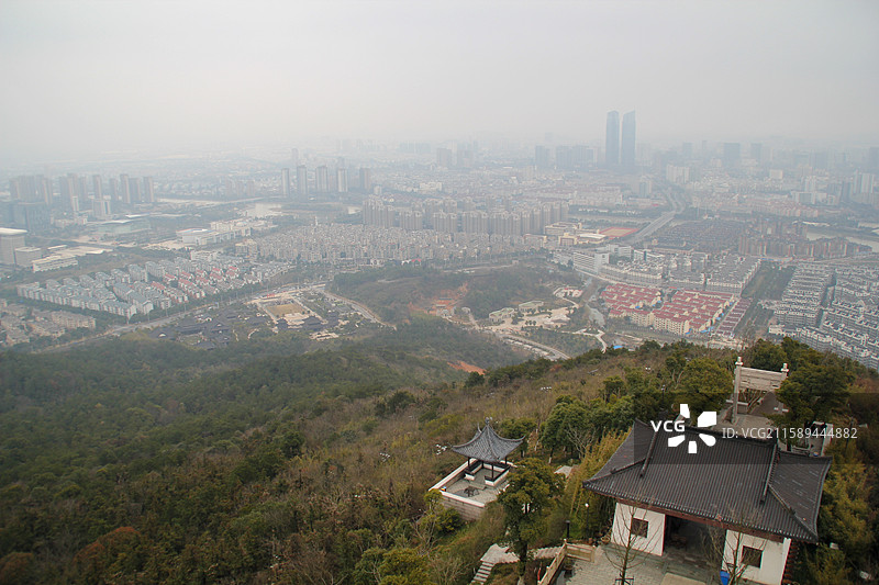 浙江湖州仁皇山山顶俯瞰城市全景图片素材