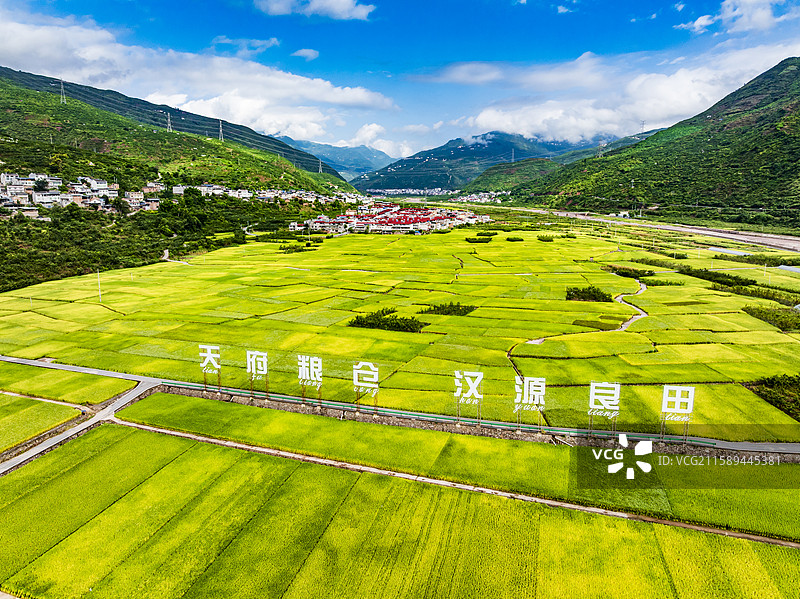 四川汉源九襄山水田园生态画卷稻田风光图片素材