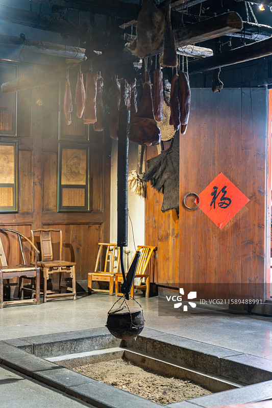 湖北恩施女儿城土家火塘腊肉图片素材