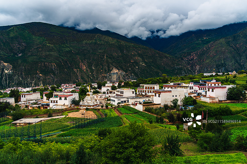 乡城县青德乡的白藏房图片素材