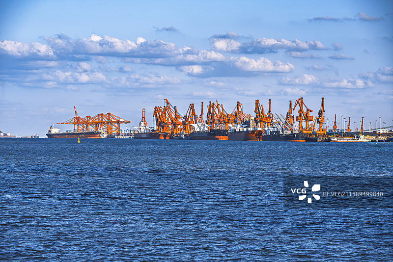 江苏省连云港市连云港港海上集装箱码头图片素材