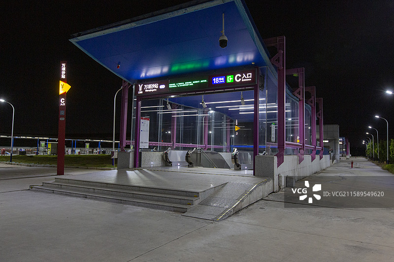 广州地铁万顷沙站C入口建筑夜景图片素材