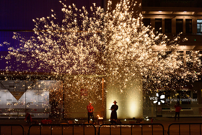 2025年春节东莞石龙镇举办国家级传统非遗打铁花表演图片素材