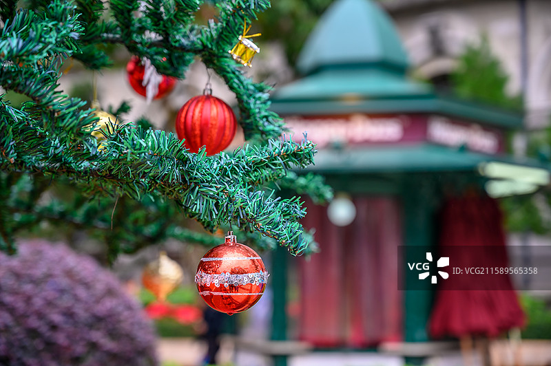 圣诞节圣诞树上的彩球图片素材