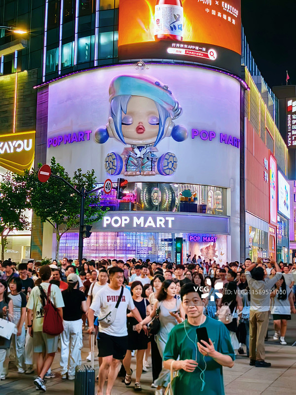 上海市南京路步行街泡泡玛特图片素材