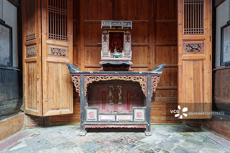 福建省三明市泰宁古城内尚书第古宅中展出的老式餐边柜图片素材