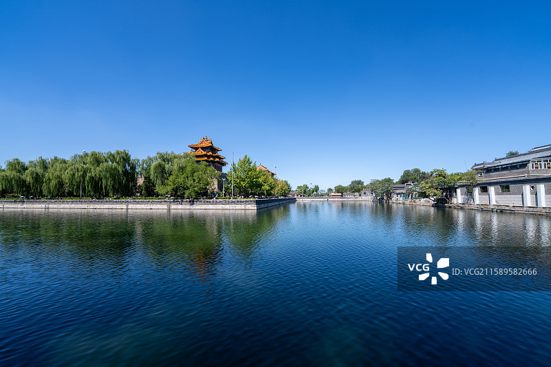 北京故宫筒子河：碧水蓝天与古建筑相映的静谧景观图片素材