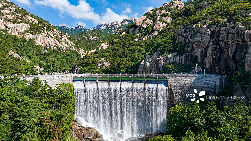航拍水库大坝瀑布图片素材