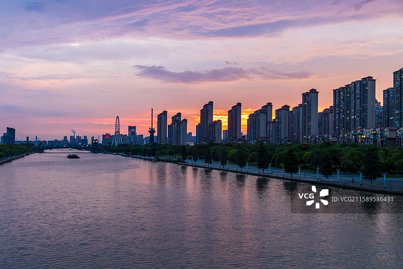落日晚霞，通吕运河城市风光，摄于静海大桥图片素材