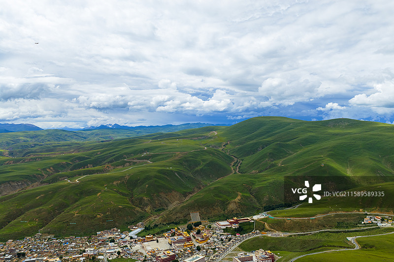 航拍川西高原世界高城天空之城长青春科尔寺理塘县风光图片素材