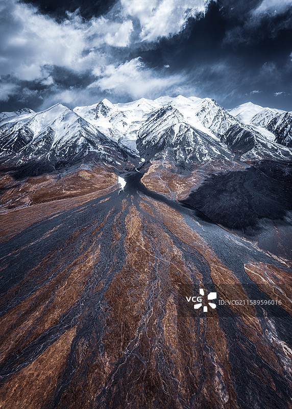 昆仑山玉珠峰风光，航拍视角，青海，海西，格尔木图片素材