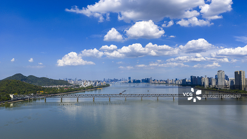 航拍钱塘江 钱塘江大桥 航船图片素材