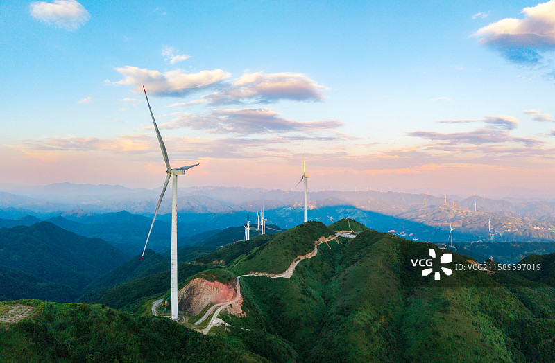 山顶风力发电风车与日暮云霞图片素材