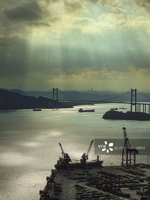 丁达尔效应下的广东南沙狮子洋和虎门大桥图片素材