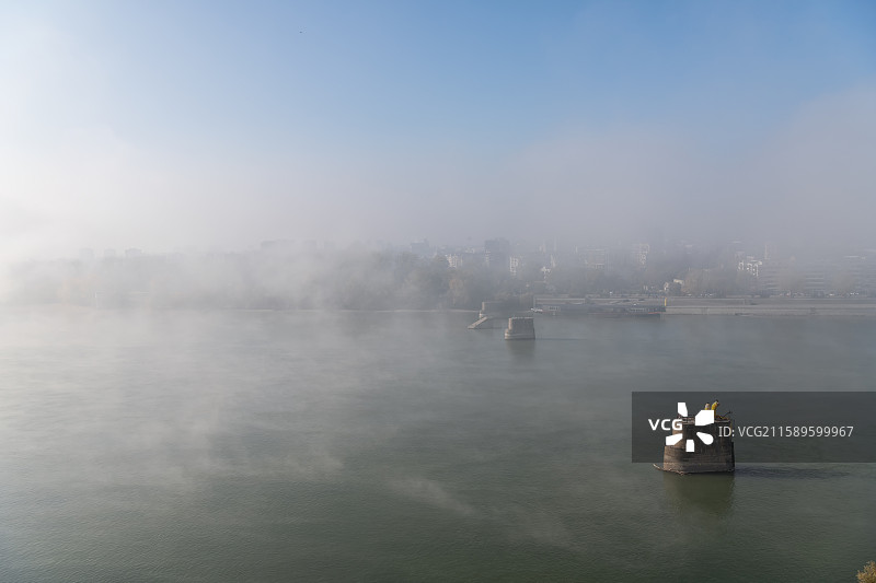 战后遗址---诺维萨德残留的桥墩图片素材