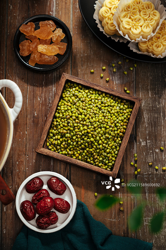 中式复古场景里的绿豆图片素材