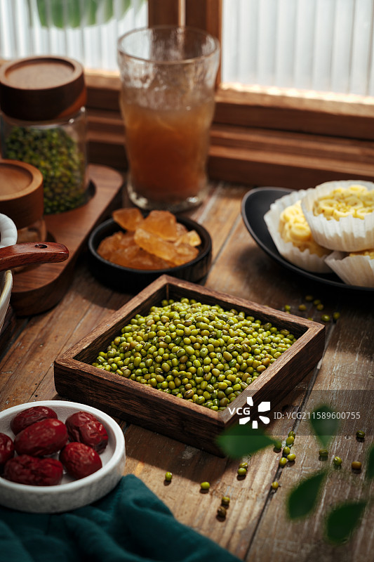 中式复古场景里的绿豆图片素材