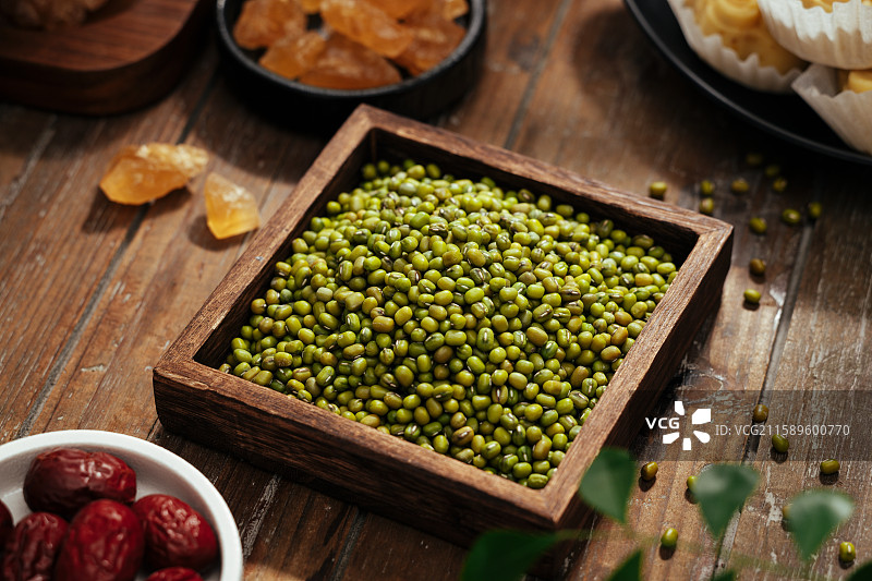中式复古场景里的绿豆图片素材