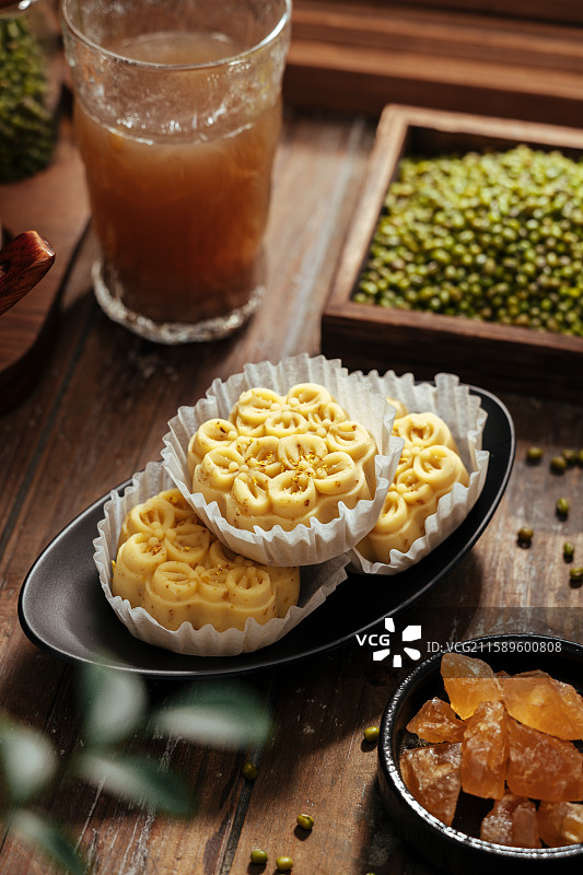 中式复古场景里的绿豆糕图片素材